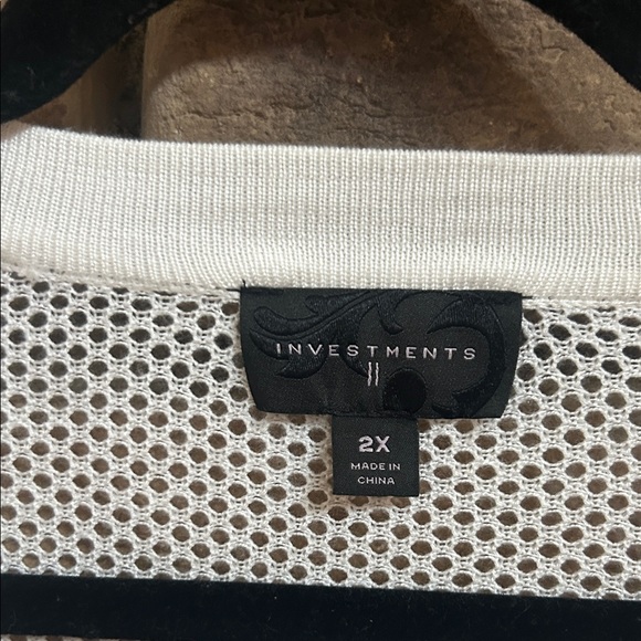 Elegant White Embroidered Women's Sweater/Cardigan. Size 2X - Picture 4 of 11